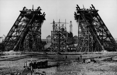 Foto des Eiffelturms im Bau