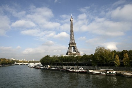 Vista de la Torre Eiffel desde las orillas del Sena.